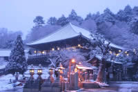 東大寺二月堂の雪景色